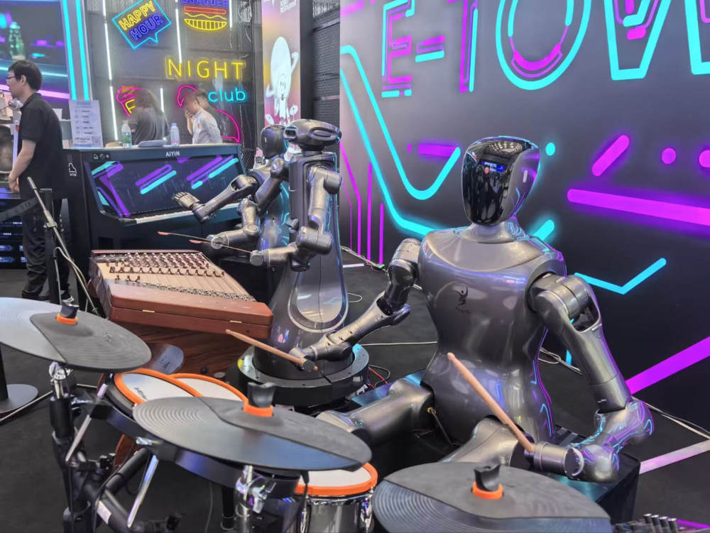 雷军将直播拆车；罗永浩自曝ADHD丨新鲜早科技