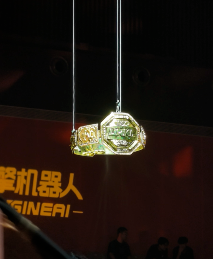 千万金腰带笼中挂　众擎玩起“电竞”格斗赛