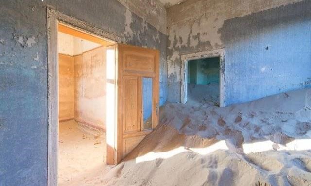 这个小镇曾遍地钻石生活奢华,如今黄沙满屋如鬼城_图1 这个小镇曾遍地钻石生活奢华,如今黄沙满屋如鬼城_图1